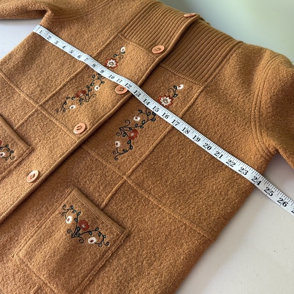 Vintage Wool Cardigan Sweater Grandma Coastal Embroidered Flowers - Picture 9 of 17